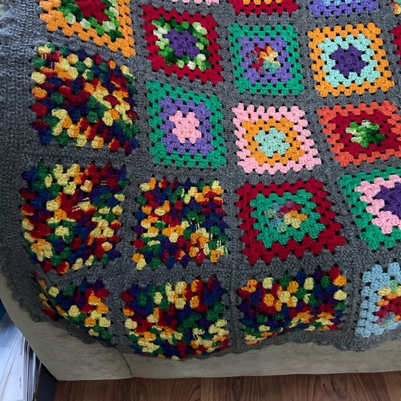 AMAZING wool rainbow granny square afghan - Picture 5 of 5